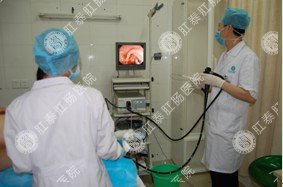 医师为腹胀患者检查病因