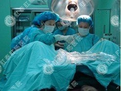 医师在手术室为冯女士进行手术
